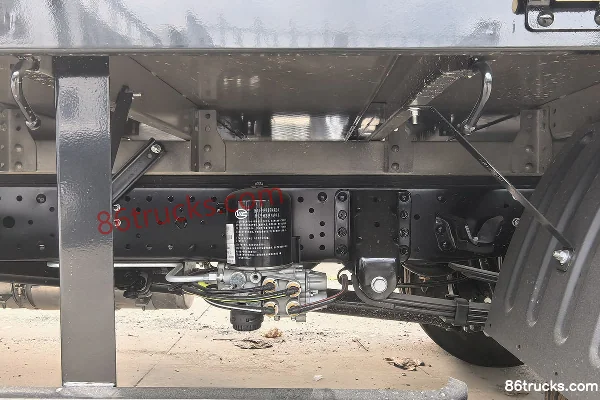 Yuejin Chaoyue C300 142hp 4X2(6 wheels) 3.7m single-row flatbed light truck Chassis (3) | 86Trucks