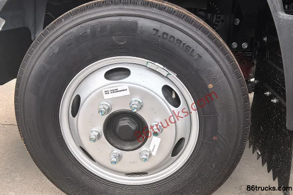 Yuejin Chaoyue C300 142hp 4X2(6 wheels) 3.7m single-row flatbed light truck Chassis (1) | 86Trucks