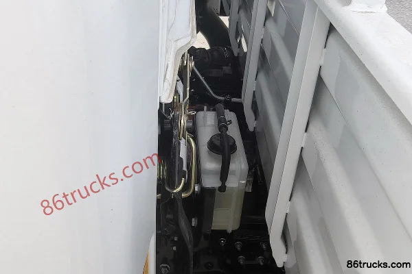 Yuejin Chaoyue C300 142hp 4X2(6 wheels) 3.7m single-row flatbed light truck Body (2) | 86Trucks