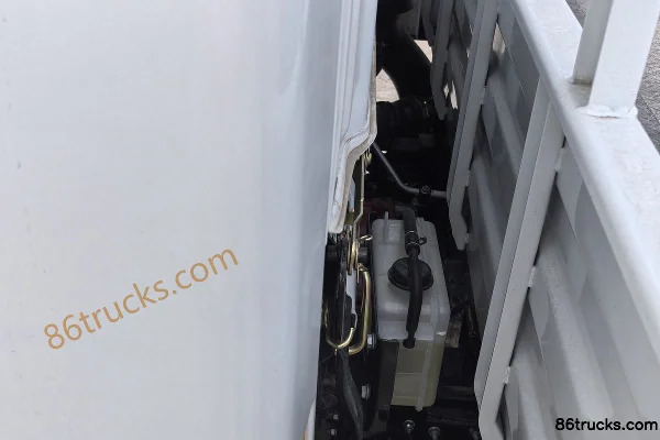 Yuejin Chaoyue C300 142hp 4X2(6 wheels) 3.7m single-row flatbed light truck Body (1) | 86Trucks