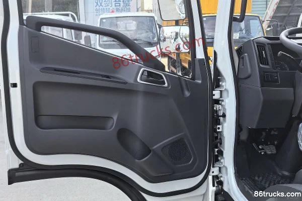 Yuejin Beyond C300-33 150 ch 4X2(6 roues) 3.105 m Camion léger à ridelles avec cabine double (2) | 86Trucks