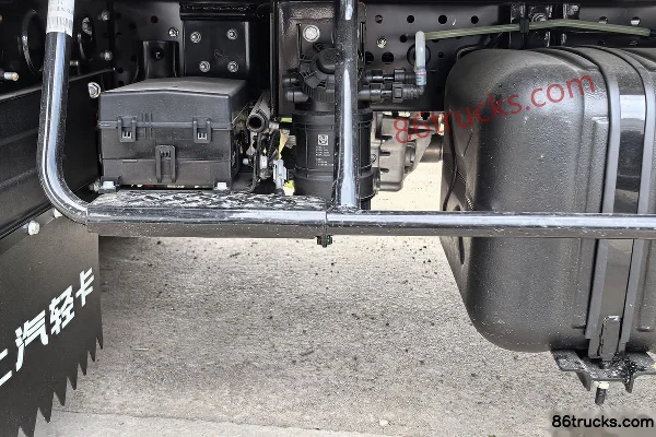 Yuejin Beyond C300-33 150 ch 4X2(6 roues) 3.105 m Camion léger à ridelles avec cabine double Châssis (3) | 86Trucks