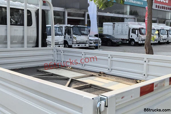 Yuejin Beyond C300-33 150 ch 4X2(6 roues) 3.105 m Camion léger à ridelles avec cabine double Carrosserie (3) | 86Trucks