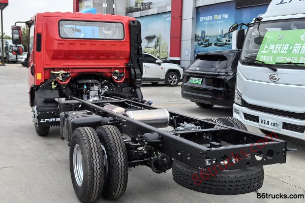 Yuejin Chaoyue C500-33 170hp 4X2(6 wheels) 4.2m Single Row Stake Light Truck Exterior (3) | 86Trucks