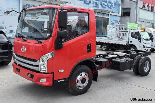 Yuejin Chaoyue C500-33 170hp 4X2(6 wheels) 4.2m Single Row Stake Light Truck Exterior (2) | 86Trucks