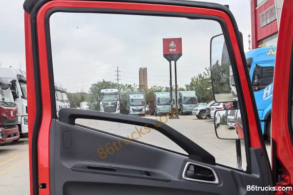 Yuejin Chaoyue C500-33 170hp 4X2(6 wheels) 4.2m Single Row Stake Light Truck Cab (1) | 86Trucks