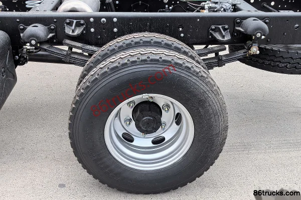 Yuejin Chaoyue C500-33 170hp 4X2(6 wheels) 4.2m Single Row Stake Light Truck Chassis (3) | 86Trucks