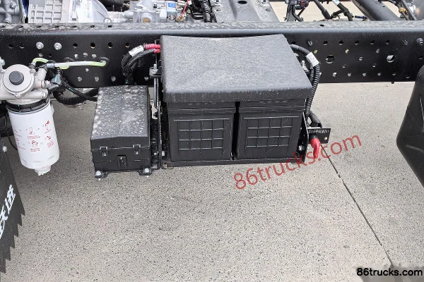 Yuejin Chaoyue C500-33 170hp 4X2(6 wheels) 4.2m Single Row Stake Light Truck Chassis (1) | 86Trucks