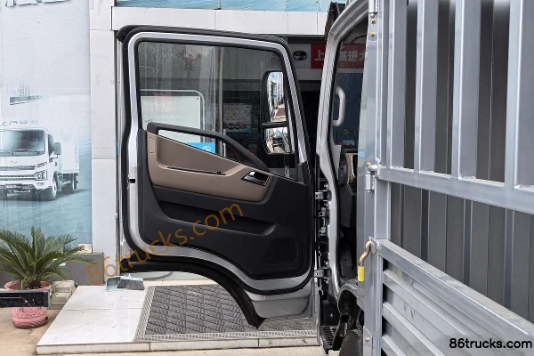 Yuejin Kuaiyun H500 150hp 4X2(6 wheels) 4.2m single-row stake truck (China VI) Cab (1) | 86Trucks