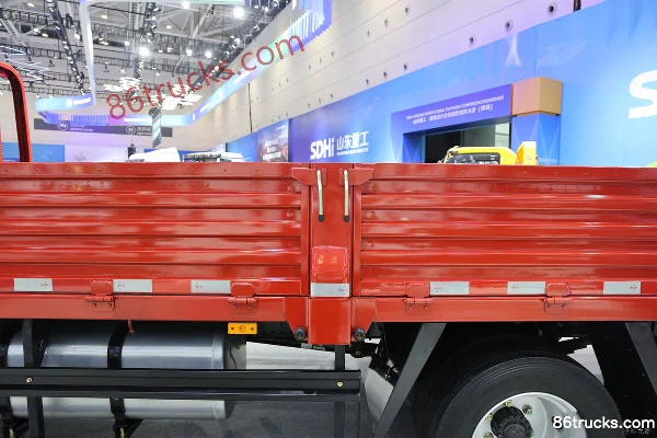 Lanqing Long X7 2.5L Diesel 180 hp 4X2(6 wheels) Fast Gear 8-Speed Wide Body 3.85m Semi-Sleeper Flatbed Light Truck (1) | 86Trucks