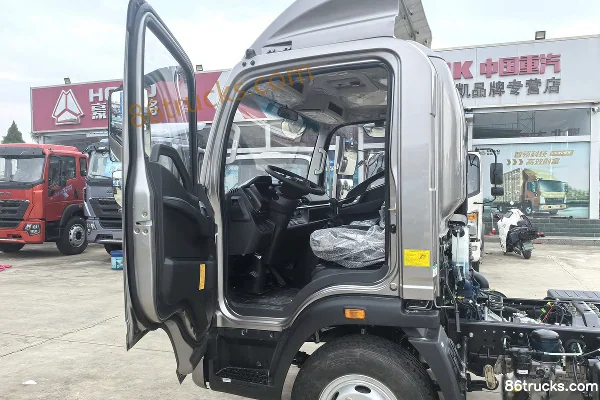 Sinotruk HOWO Hanjun 170 hp 4X2(6 wheels) 5.5m Single Row Van Cargo Truck Cab (1) | 86Trucks