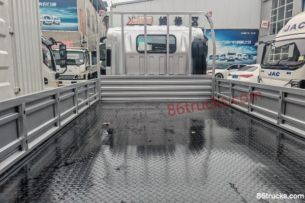 JAC Junling A6 2L CNG 150 hp 4X2(6 wheels) Xingrui 6-speed 4.18m single-row flatbed light truck Body (3) | 86Trucks