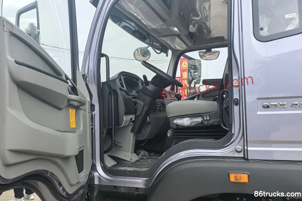 Sinotruk HOWO G5X Medium Truck 220 hp 4X2(6 wheels) 6.75m Panel Cargo Truck Cab (1) | 86Trucks