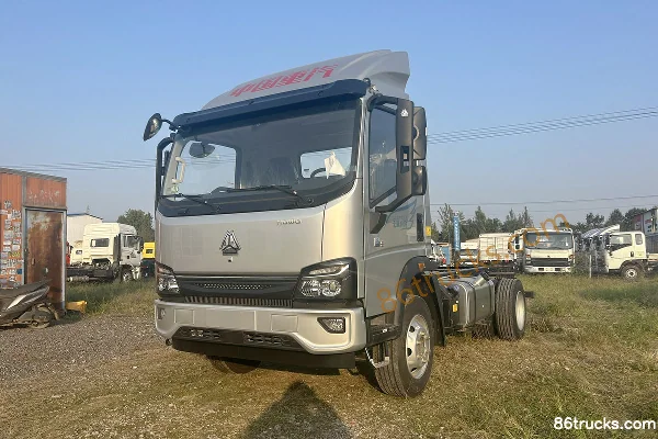 Sinotruk HOWO Hanjiang 2025 2.5L Diesel 180 hp 4X2(6 wheels) Sinotruk 12-Speed 4.15m Single Row Stake Truck Exterior (3) | 86Trucks