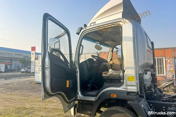 Sinotruk HOWO Hanjiang 2025 2.5L Diesel 180 hp 4X2(6 wheels) Sinotruk 12-Speed 4.15m Single Row Stake Truck Cab (1) | 86Trucks