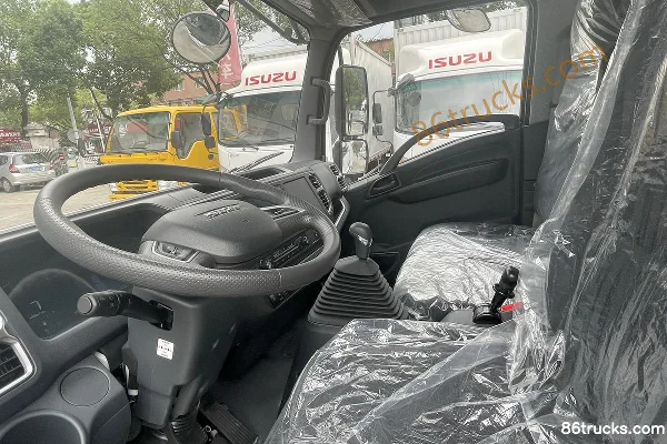 Qingling Isuzu M100 120hp 4X2(6 wheels) 5.175m Single Row Box Light Truck Cab (3) | 86Trucks
