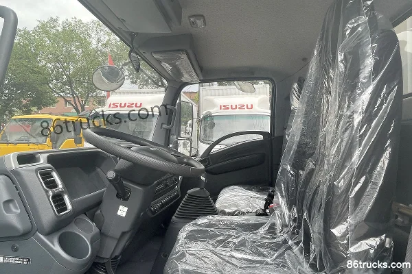 Qingling Isuzu M100 120hp 4X2(6 wheels) 5.175m Single Row Box Light Truck Cab (2) | 86Trucks