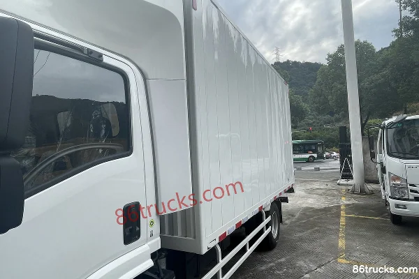 Qingling Isuzu M100 120hp 4X2(6 wheels) 5.175m Single Row Box Light Truck Body (1) | 86Trucks