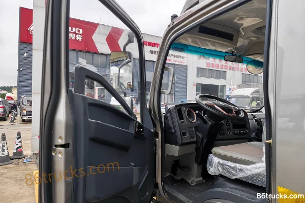 Sinotruk HOWO Hanjiang 155hp 4X2(6 wheels) 4.15m Single-Row Van Light Truck Cab (2) | 86Trucks