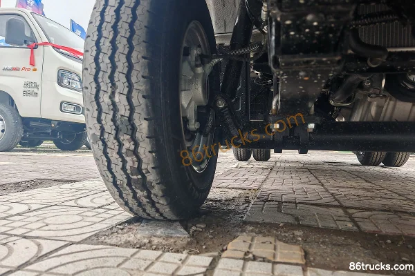 Foton Xiangling M1 Comfort 1.6L 105hp 4X2(6 wheels) CNG 3.3m Single Row Flatbed Micro Truck Chassis (2) | 86Trucks