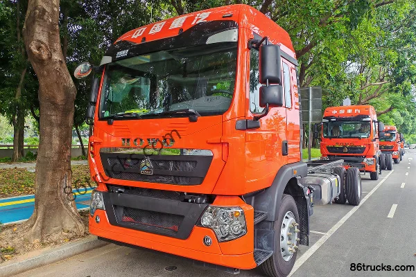 Sinotruk HOWO TX7 4.6L Diesel 245 hp 4X2(6 wheels) Sinotruk 8-Speed 7.8m Semi-Sleeper Van Cargo Truck Exterior (3) | 86Trucks