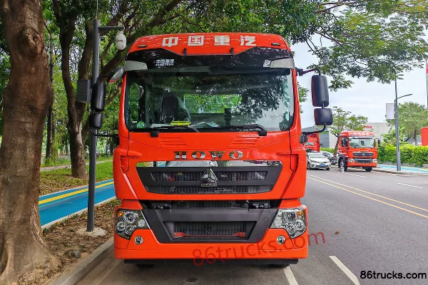 Sinotruk HOWO TX7 4.6L Diesel 245 hp 4X2(6 wheels) Sinotruk 8-Speed 7.8m Semi-Sleeper Van Cargo Truck Exterior (2) | 86Trucks
