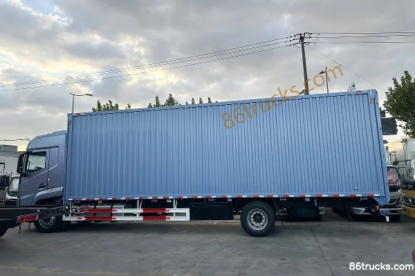 Auman Galaxy 3 8.5L Diesel 400 hp 6X2(8 wheels) ZF 12-Speed AMT Automatic Air Brake 9.53m Cab-Chassis Wing Van Truck Exterior (3) | 86Trucks