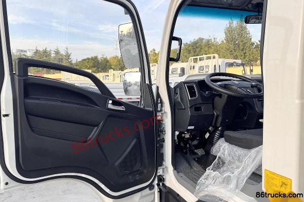 Sinotruk HOWO Hanjiang M 145hp 4X2(6 wheels) 4.15m Single-row Van Light Truck Cab (1) | 86Trucks