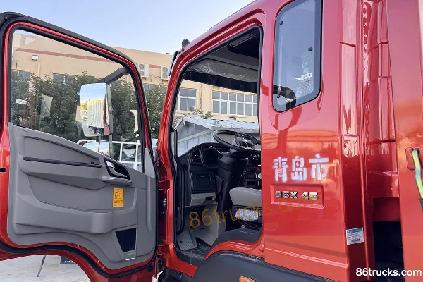 Sinotruk HOWO G5X Medium Truck 240 hp 4X2(6 wheels) 5.75m Flatbed Cargo Truck Cab (1) | 86Trucks