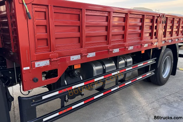 Sinotruk HOWO G5X Medium Truck 240 hp 4X2(6 wheels) 5.75m Flatbed Cargo Truck Body (2) | 86Trucks