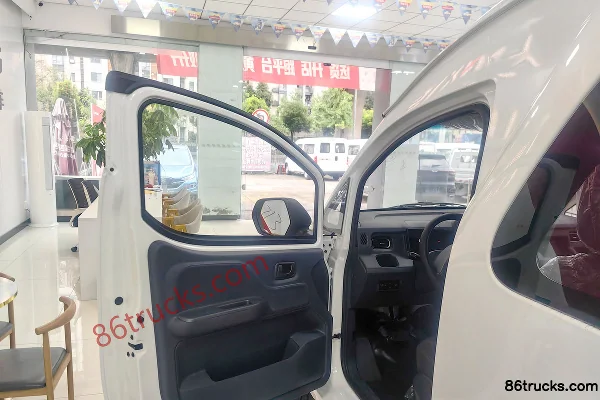 Yufeng Auto Huangjin Cang 2025 Model First Class Cabin 6-Seat Electric Light Bus CATL 53.58kWh (1) | 86Trucks