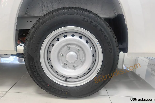 Yufeng Auto Huangjin Cang 2025 Model First Class Cabin 6-Seat Electric Light Bus CATL 53.58kWh Chassis (2) | 86Trucks