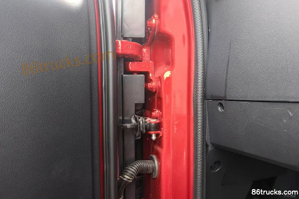 Sinotruk V3 150 hp 4X2(6 wheels) 4.15m single-row van truck (China VI) Cab (2) | 86Trucks