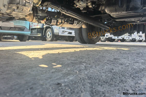Foton Xinjieyun Youth Invincible Edition 2.5L Diesel 146hp 4X2(6 wheels) WLY 8-Speed 3.83m Semi-Row Flatbed Light Truck Chassis (3) | 86Truc