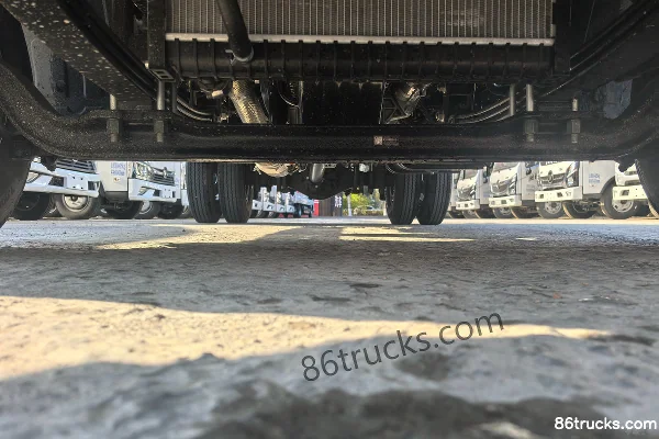 Foton Xinjieyun Youth Invincible Edition 2.5L Diesel 146hp 4X2(6 wheels) WLY 8-Speed 3.83m Semi-Row Flatbed Light Truck Chassis (1) | 86Truc