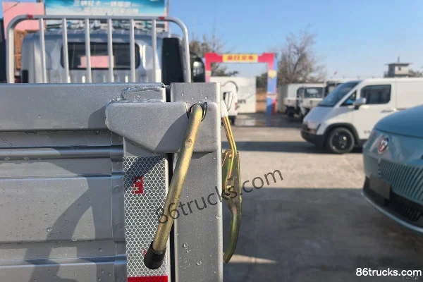 Foton Xinjieyun Youth Invincible Edition 2.5L Diesel 146hp 4X2(6 wheels) WLY 8-Speed 3.83m Semi-Row Flatbed Light Truck Body (3) | 86Trucks
