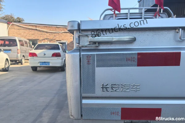 Changan Kuayue Xingta Comfort Edition 2L Gasoline 139 hp 4X2(6 wheels) WLY 5-speed Hydraulic Brake 3.8m Single Row Flatbed Mini Truck Body (