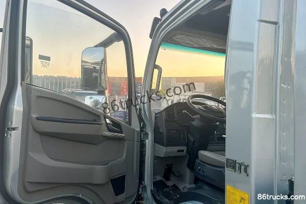 Sinotruk HOWO Tongshuai 151hp 4X2(6 wheels) 4.15m single-row flatbed light truck Cab (1) | 86Trucks