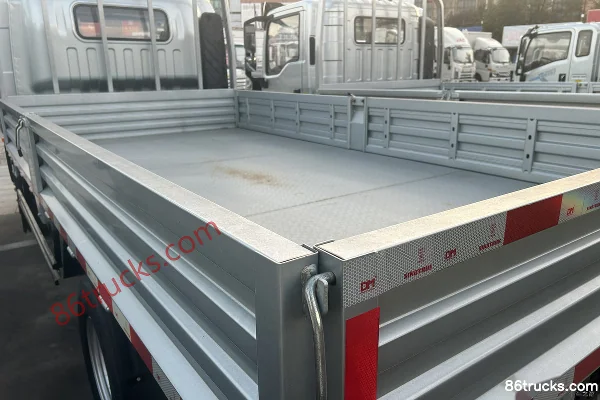 Sinotruk HOWO Tongshuai 151hp 4X2(6 wheels) 4.15m single-row flatbed light truck Body (3) | 86Trucks