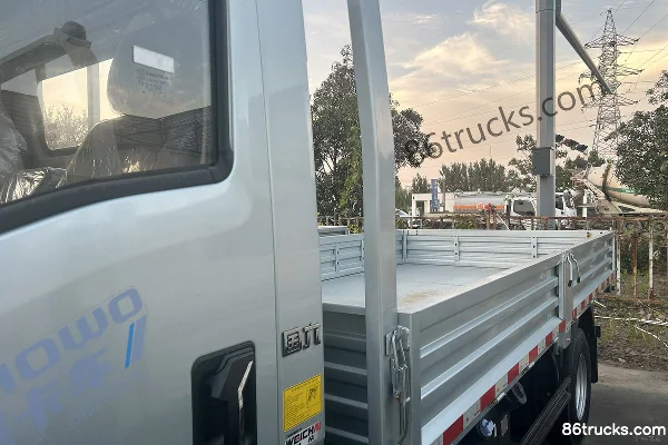 Sinotruk HOWO Tongshuai 151hp 4X2(6 wheels) 4.15m single-row flatbed light truck Body (2) | 86Trucks