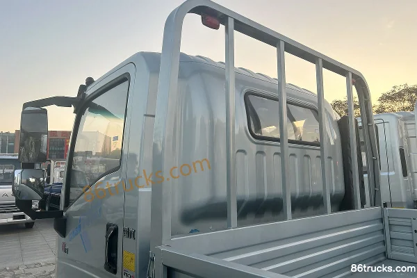 Sinotruk HOWO Tongshuai 151hp 4X2(6 wheels) 4.15m single-row flatbed light truck Body (1) | 86Trucks