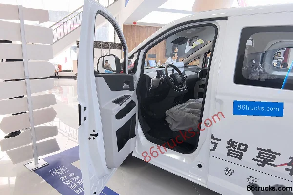 Changan Kuayue Starlight 2025 Luxury Long Range Edition 7-Seat Pure Electric Light Bus CATL 50.23kWh Cab (1) | 86Trucks