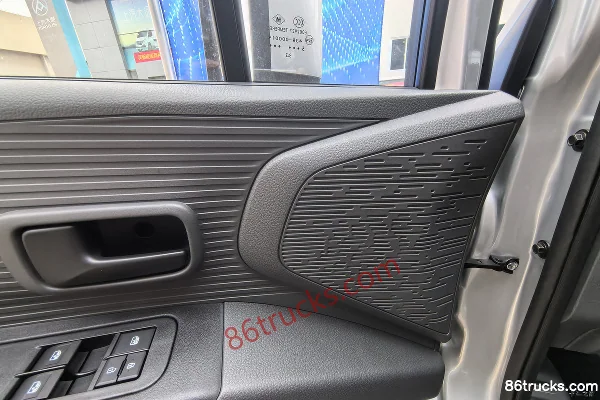 Changan Kuayue Xingta Luxury Edition 2L Gasoline 139hp 4X2(6 wheels) WLY 5-Speed Hydraulic Brake 3.05m Double Row Flatbed Micro Truck Cab (1