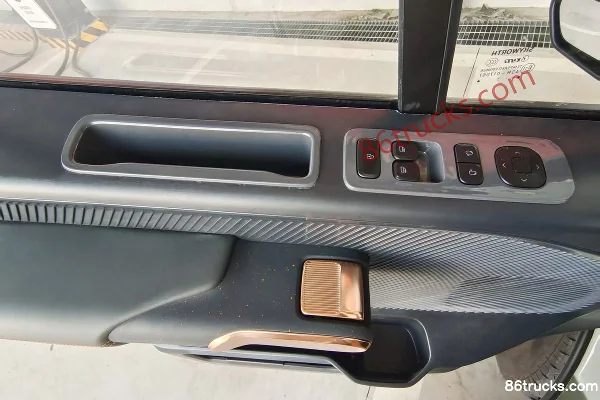 King Long Chuangwei Hongtu 3-Seat Pure Electric Enclosed Cargo Van 64kWh Cab (3) | 86Trucks