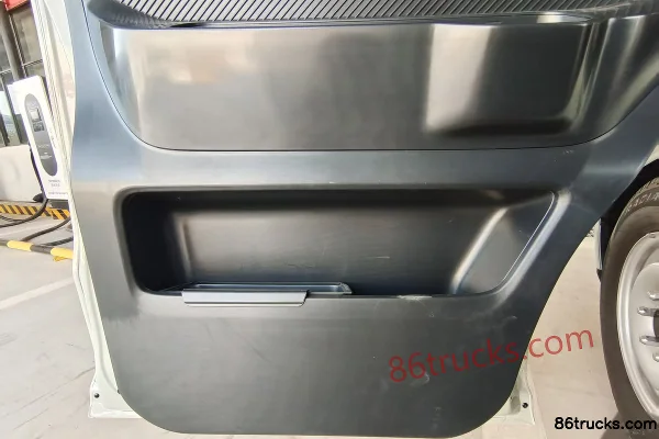 King Long Chuangwei Hongtu 3-Seat Pure Electric Enclosed Cargo Van 64kWh Cab (2) | 86Trucks