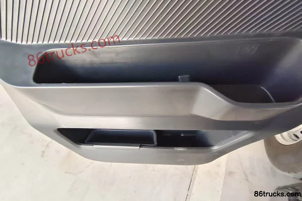 King Long Chuangwei Hongtu 3-Seat Pure Electric Enclosed Cargo Van 64kWh Cab (1) | 86Trucks