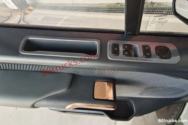 King Long Chuangwei Hongtu 3-Seat Super High Roof Pure Electric Enclosed Cargo Van 88kWh Cab (1) | 86Trucks