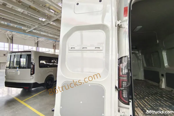 King Long Chuangwei Hongtu 3-Seat Super High Roof Pure Electric Enclosed Cargo Van 88kWh Cargo Box (3) | 86Trucks
