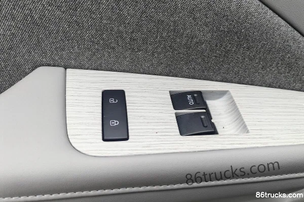 Ruichi R5 Passenger Version 2025 Model Zhixing Supercharge Pioneer II 6-Seat Pure Electric Light Bus CATL 52.16kWh Cab (3) | 86Trucks