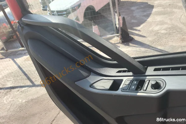 FAW Jiefang J6P Classic Edition 13.2L LNG 530 hp 6X4(10 wheels) FAW Jiefang 12-speed High Roof Tractor Truck Cab (2) | 86Trucks